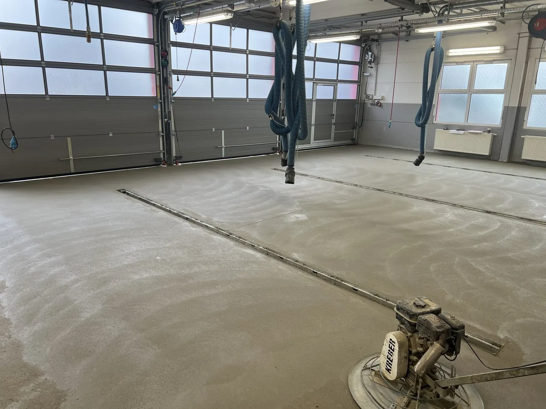 Estricharbeiten auf einer Baustelle von Lahnau Bau GmbH – Bild 6