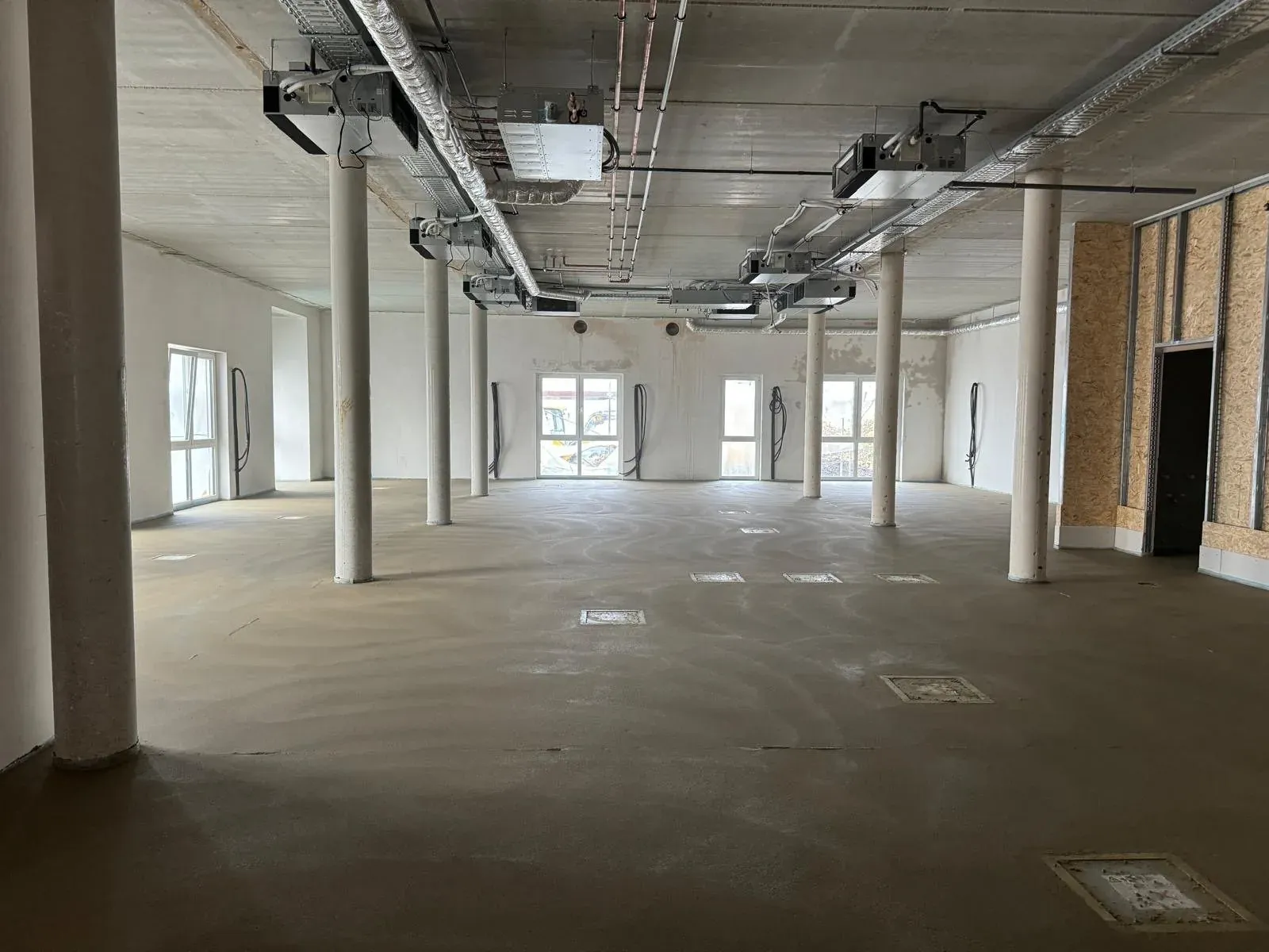 Estricharbeiten auf einer Baustelle von Lahnau Bau GmbH – Bild 1