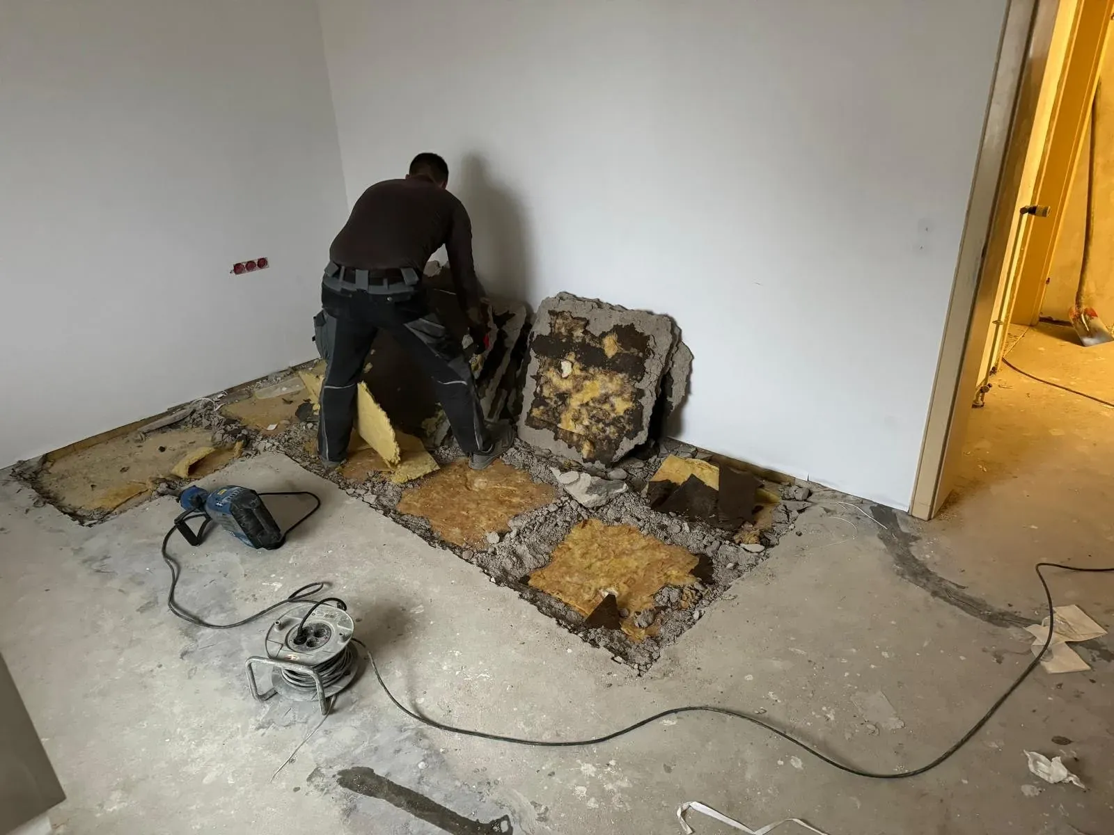 Estricharbeiten auf einer Baustelle von Lahnau Bau GmbH – Bild 4