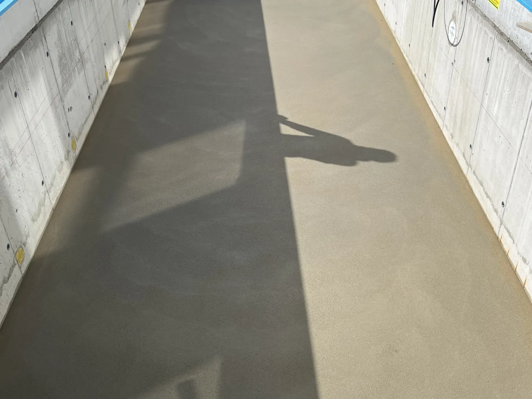 Frisch verlegter Schnellestrich in einem Raum