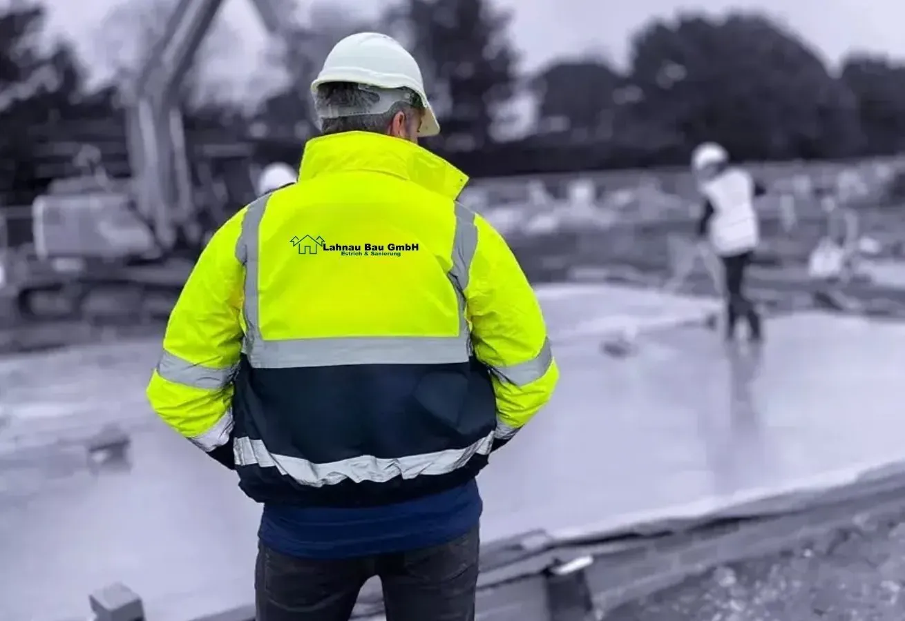 Mitarbeiter von Lahnau Bau GmbH in Schutzkleidung auf der Baustelle